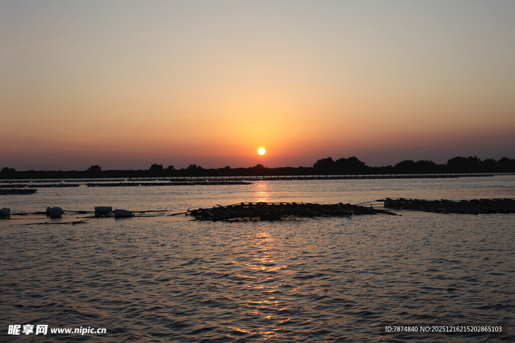 夕阳下的宁静水面