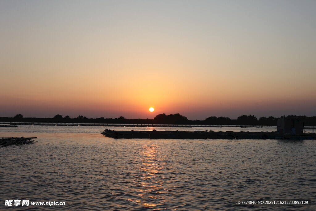 夕阳下的宁静水域