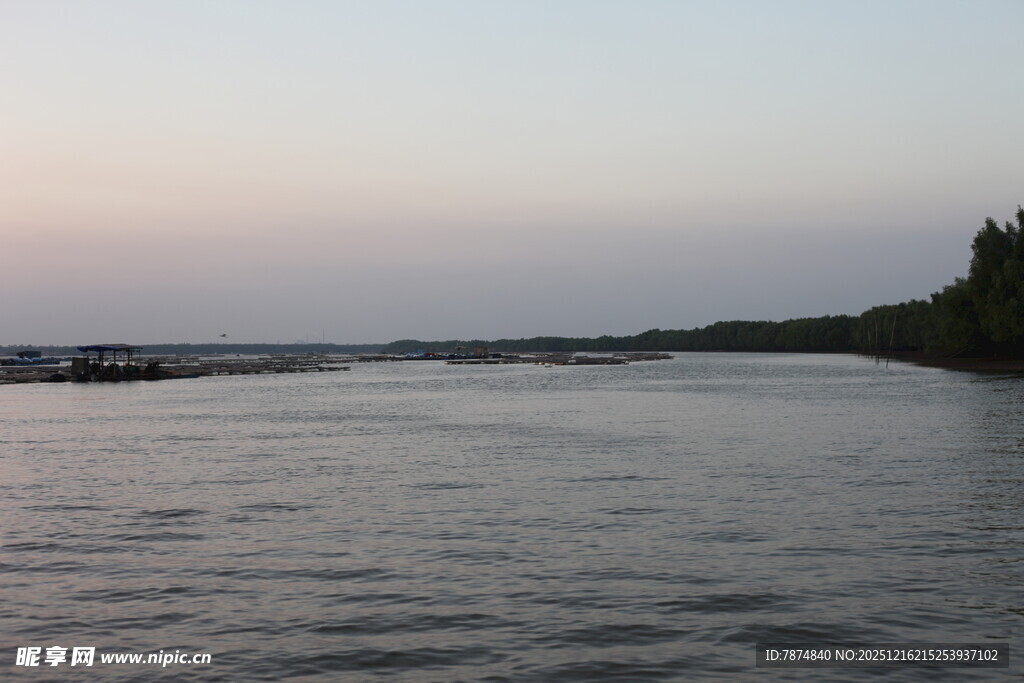 黄昏河畔宁静水面景象