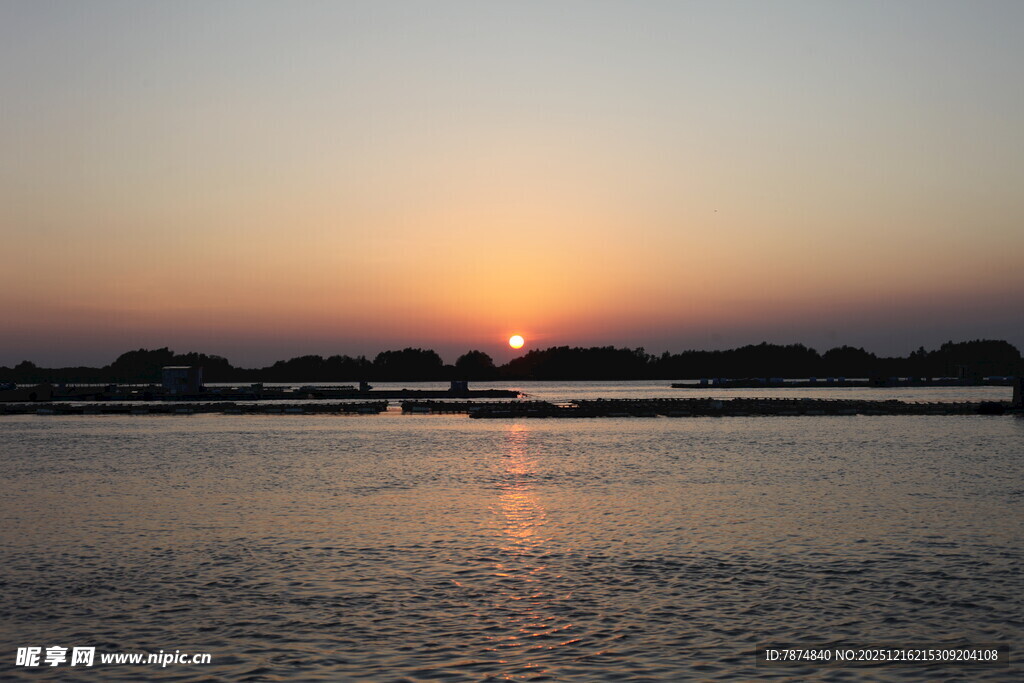 夕阳下的宁静水面