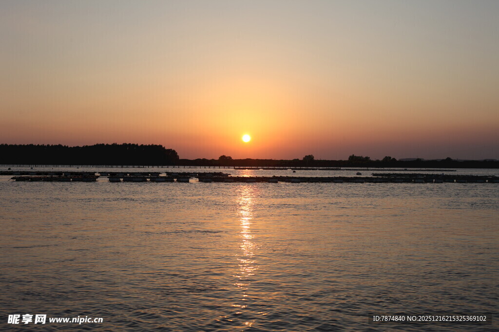 夕阳下的宁静水面