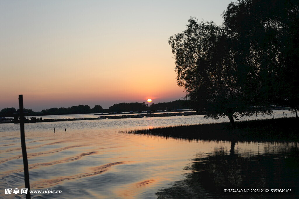 湖畔日落美景