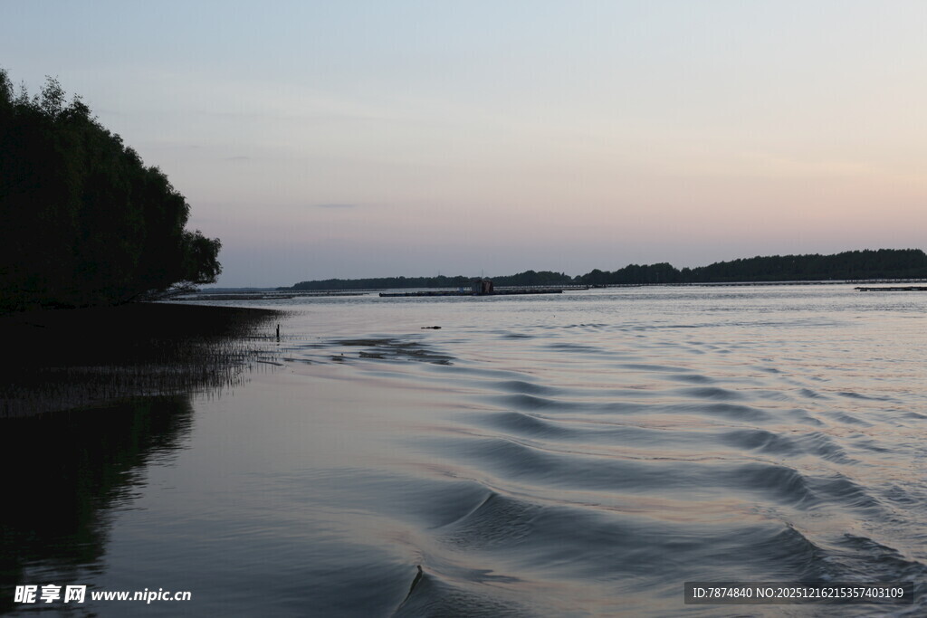 黄昏下宁静的河畔风光