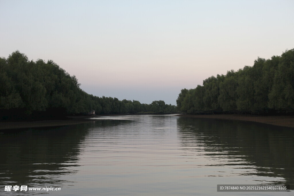 宁静河畔的黄昏景色