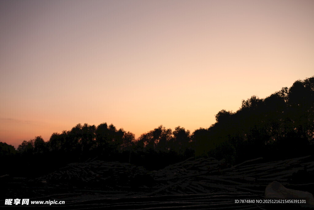 日落时分的山林剪影