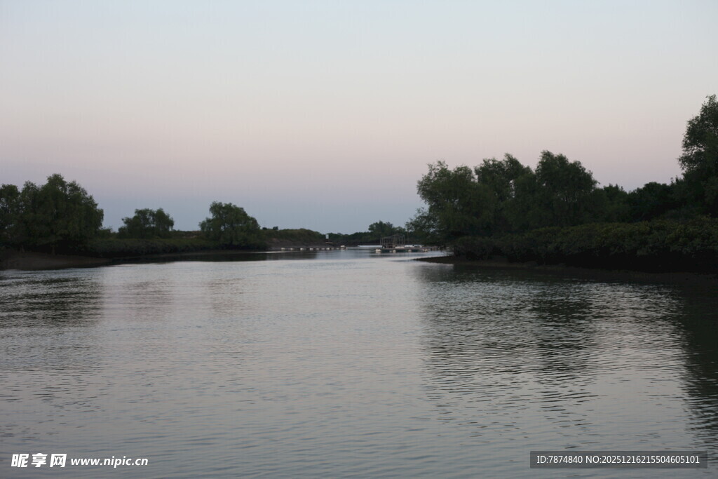 宁静河畔黄昏景色