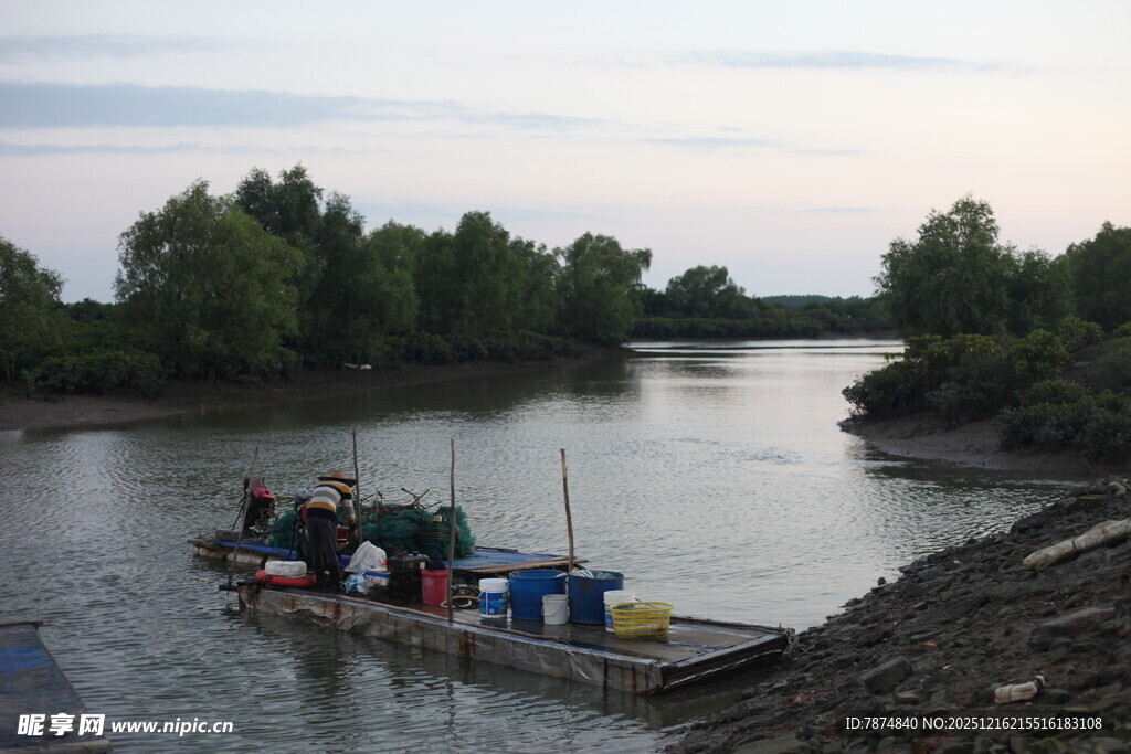 河上作业的船只
