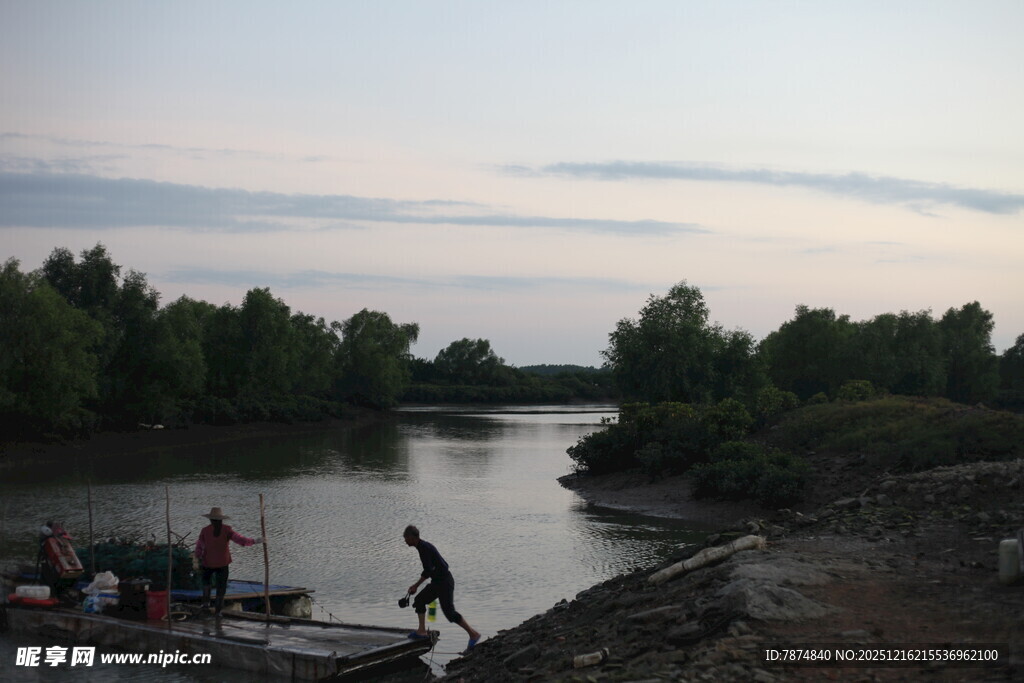 河边暮色中的劳作场景