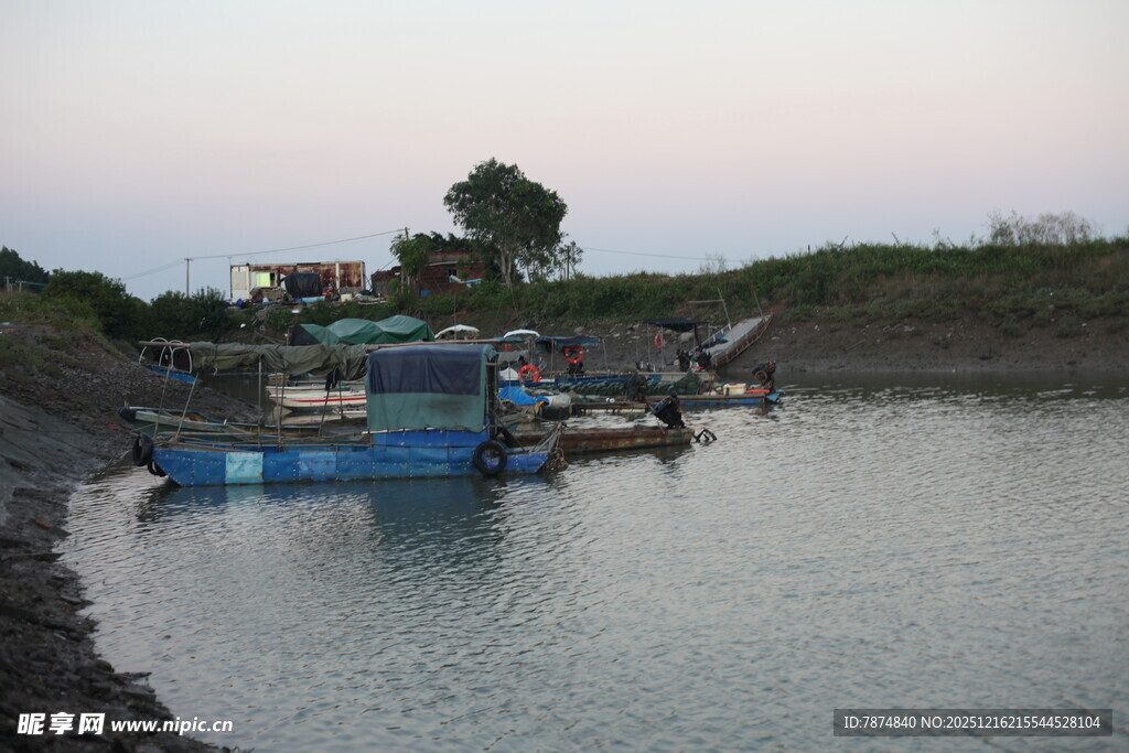 河畔停泊的蓝色船只