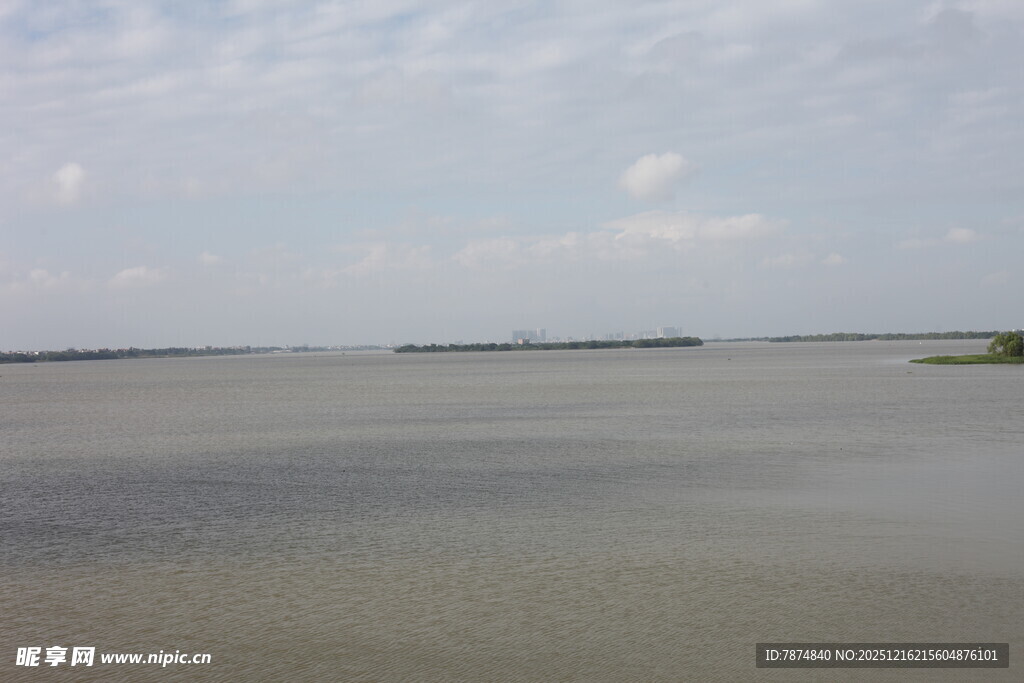 广阔水域与天际线景观