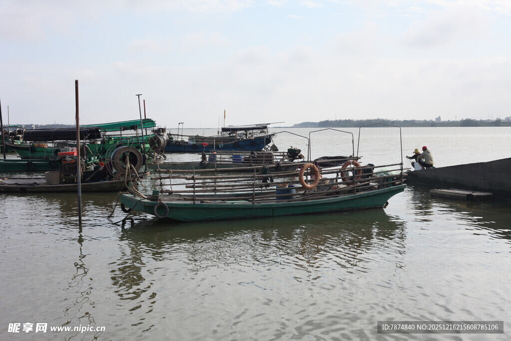 宁静水边停泊的几艘小船