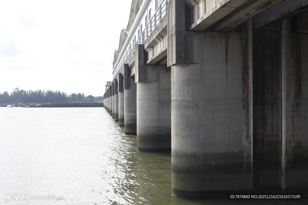 水上桥梁桥墩壮观景象