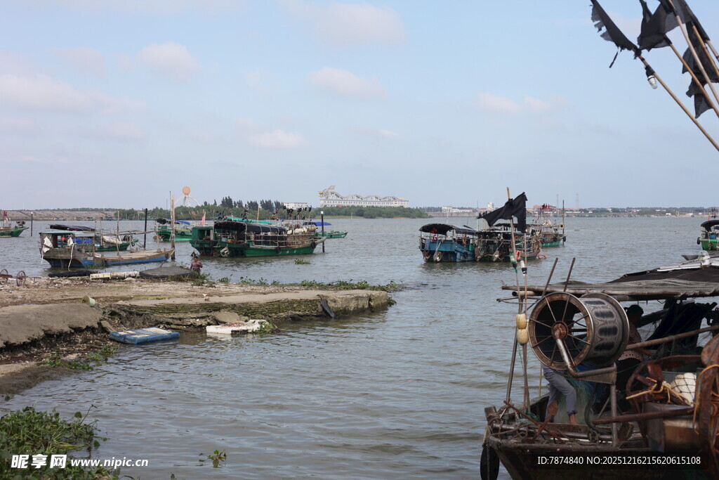 海边渔村停泊的众多船只