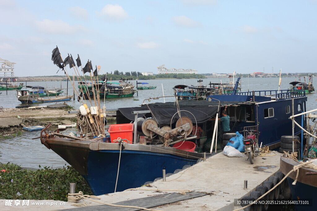 渔港码头停泊的渔船