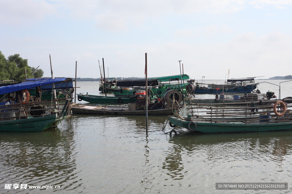 水上停泊的多彩船只