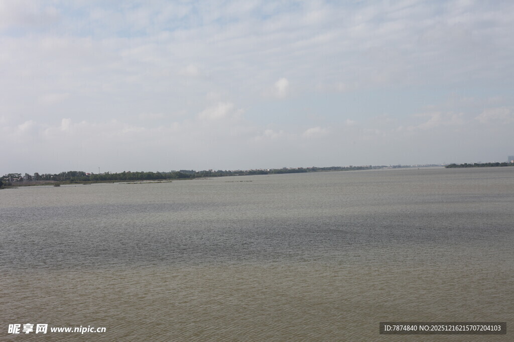 广阔水域与天际线景观