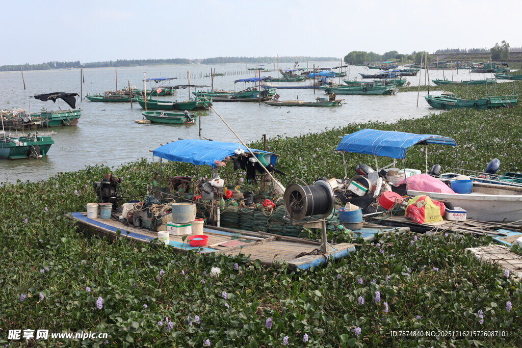 海边渔村休闲场景