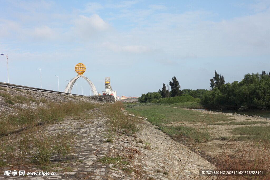 户外田野中的黄色标志