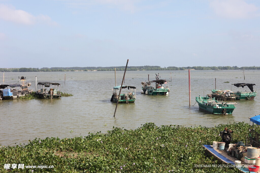 湖畔停泊的多彩渔船