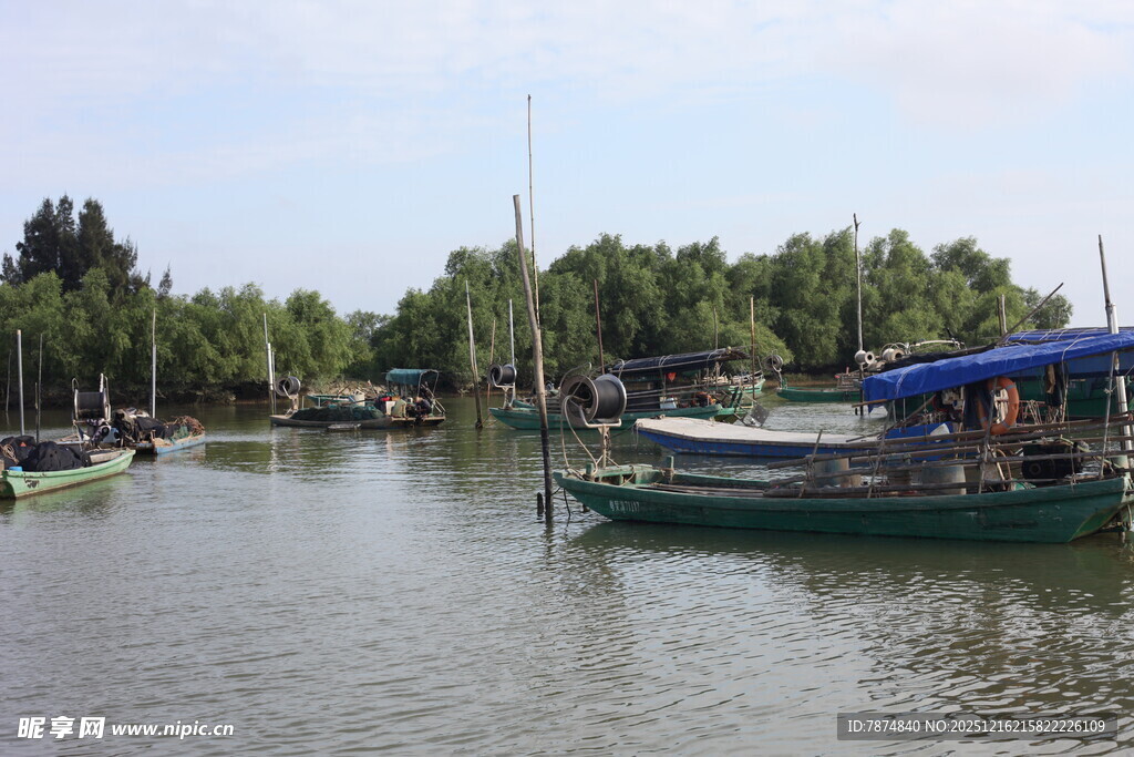 宁静水乡停泊的船只
