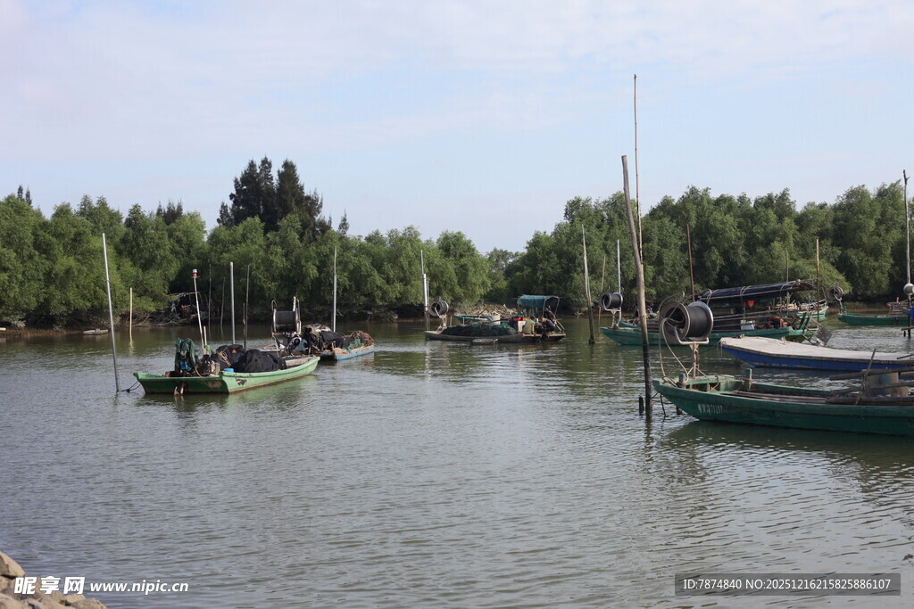 宁静湖畔停泊的多彩船只