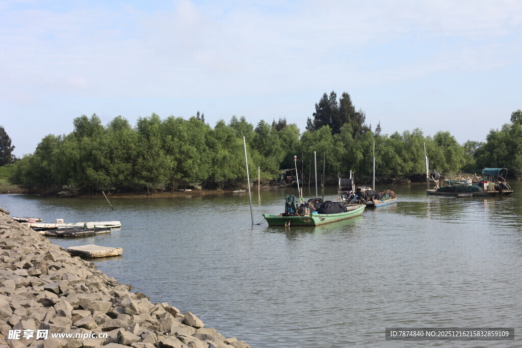 宁静河畔停泊的几艘小船