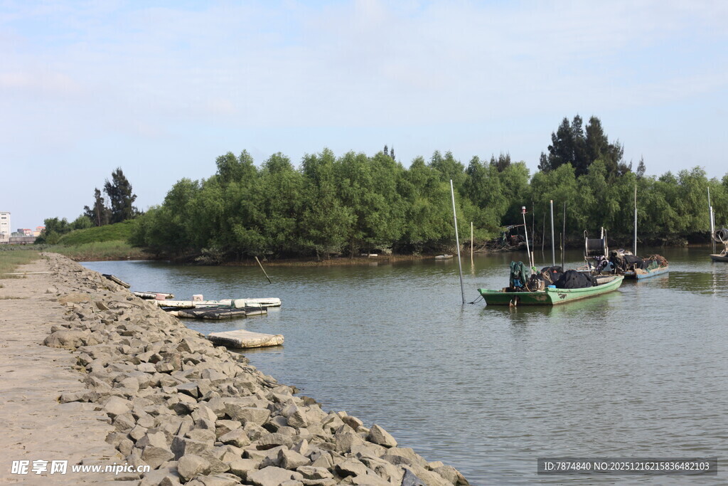 宁静河畔停泊的船只