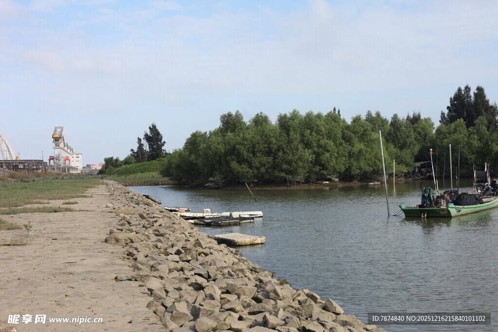 河畔风景岸边碎石与船只