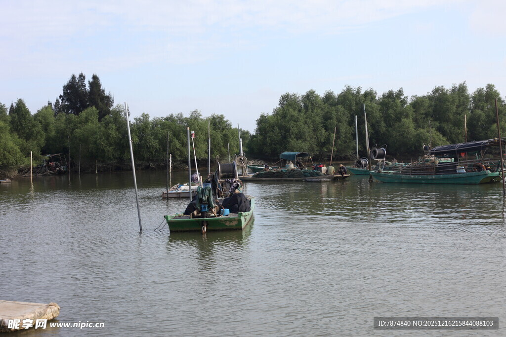 湖上小船与周边景致