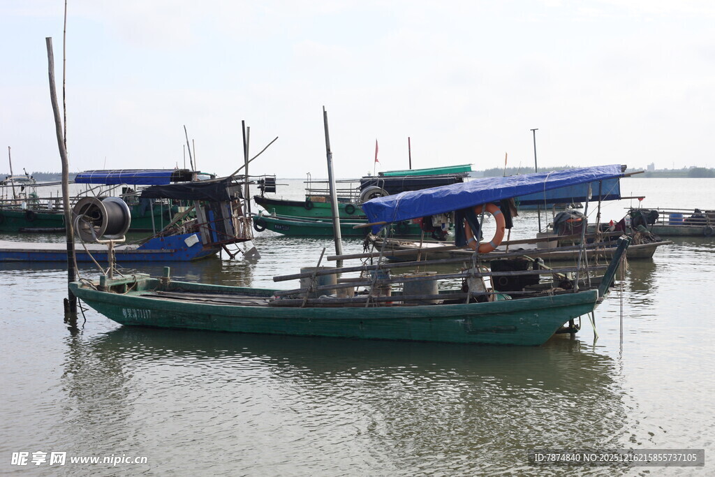 停泊于水面的古朴渔船