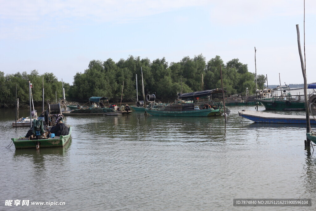 宁静河畔的船只与小船