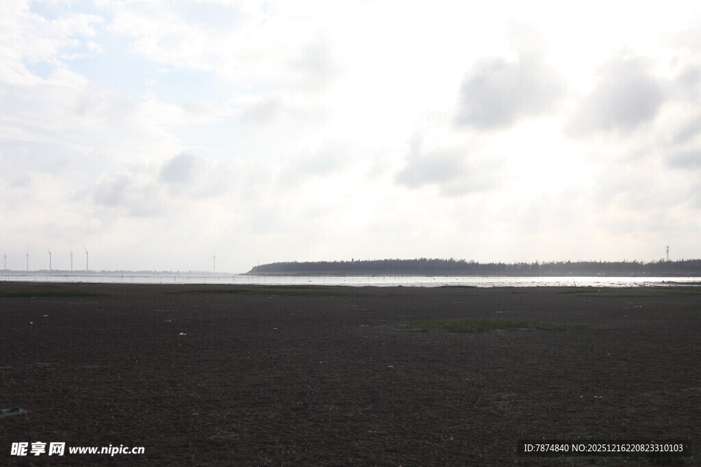 广袤黑土地与远处云景