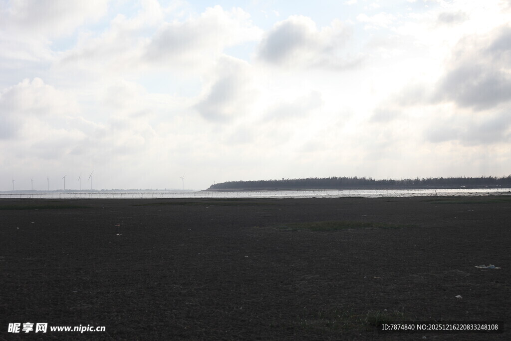 海边黑沙滩与远处岛屿