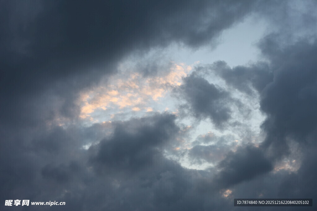 乌云中的绚烂霞光