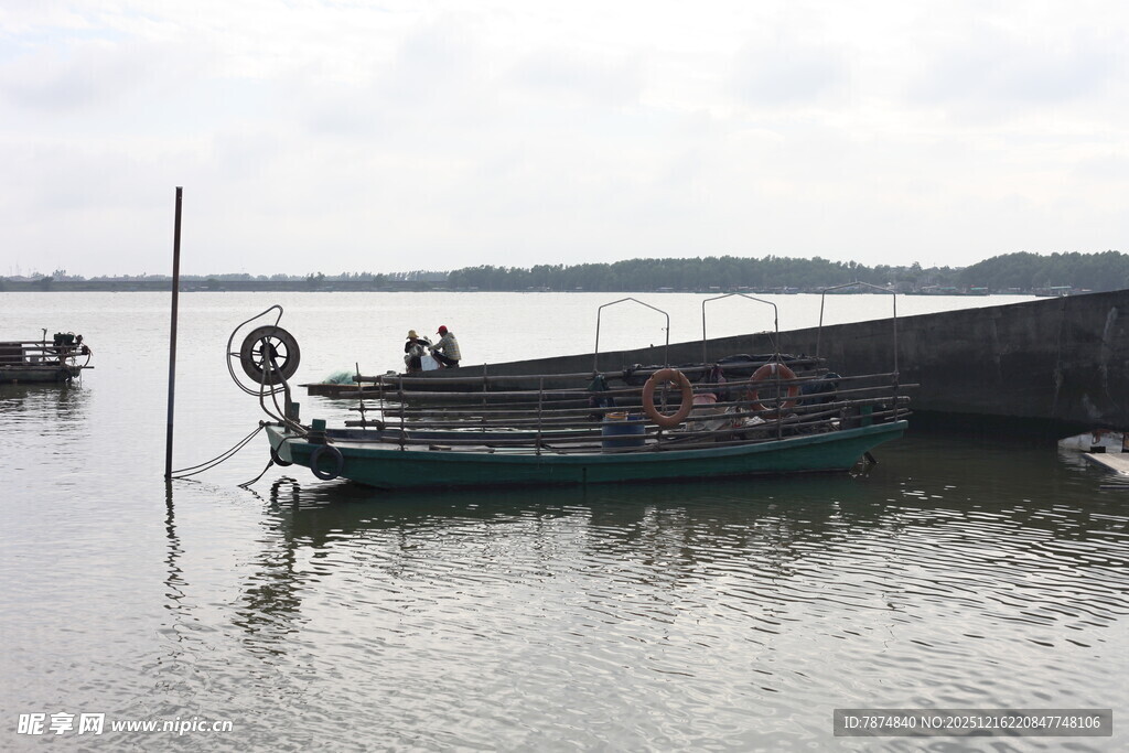 水面停泊的老旧船只