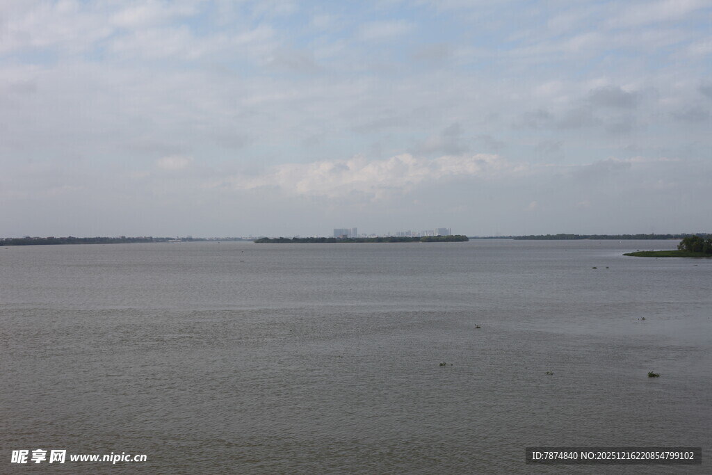 广阔水域与远处船只景象