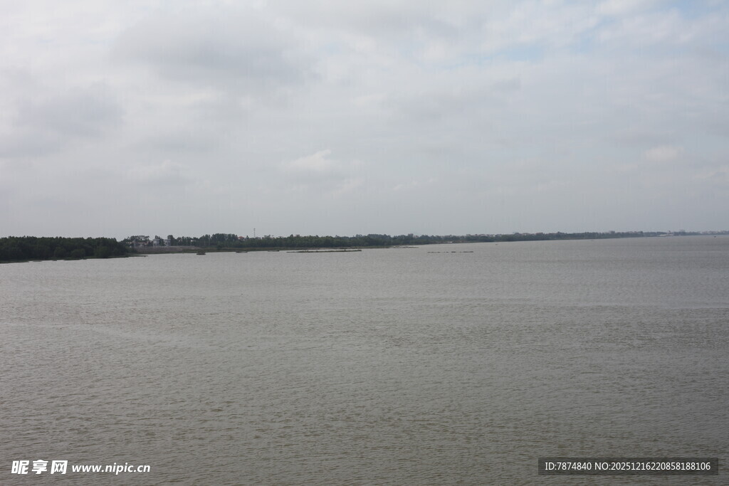 广阔水域与天际线景观