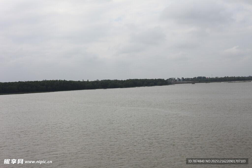 宽阔江面与远岸景色