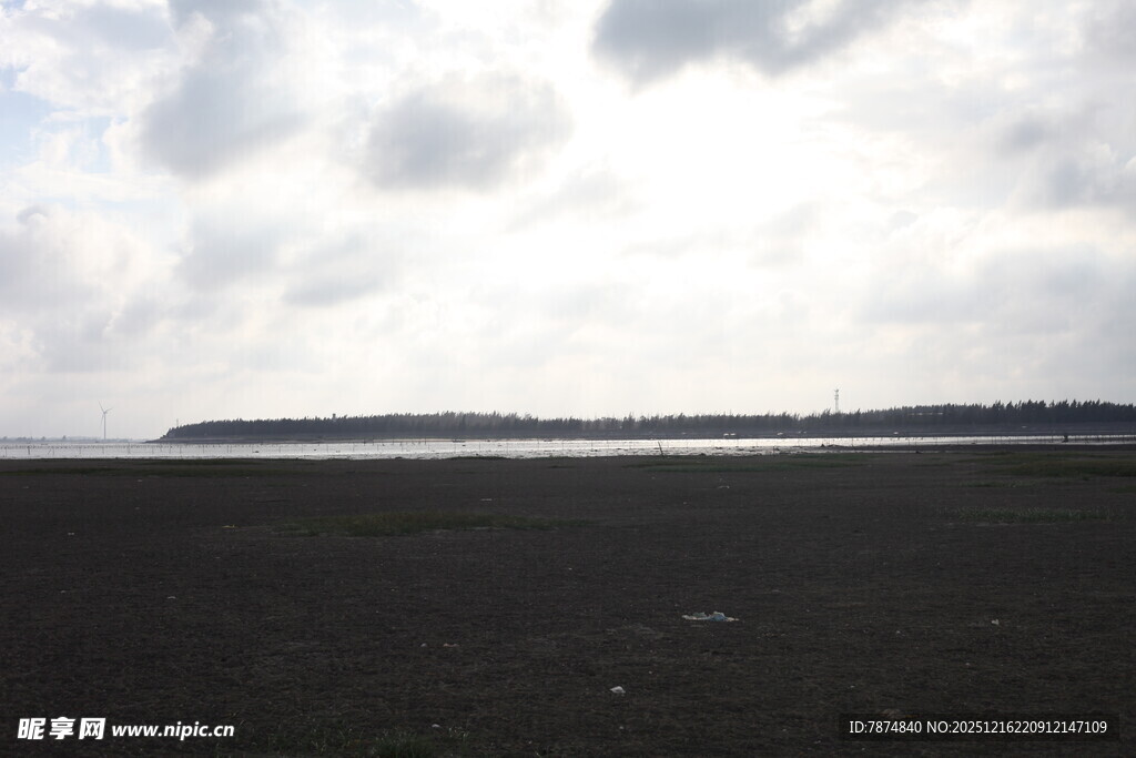 广阔原野上的天际线景观