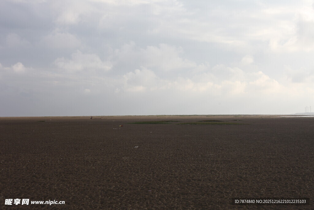 广袤大地与天际的云层