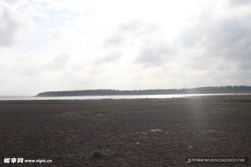 空旷原野与远处水域景观