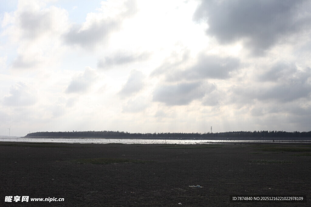 湖畔天空下的开阔景致