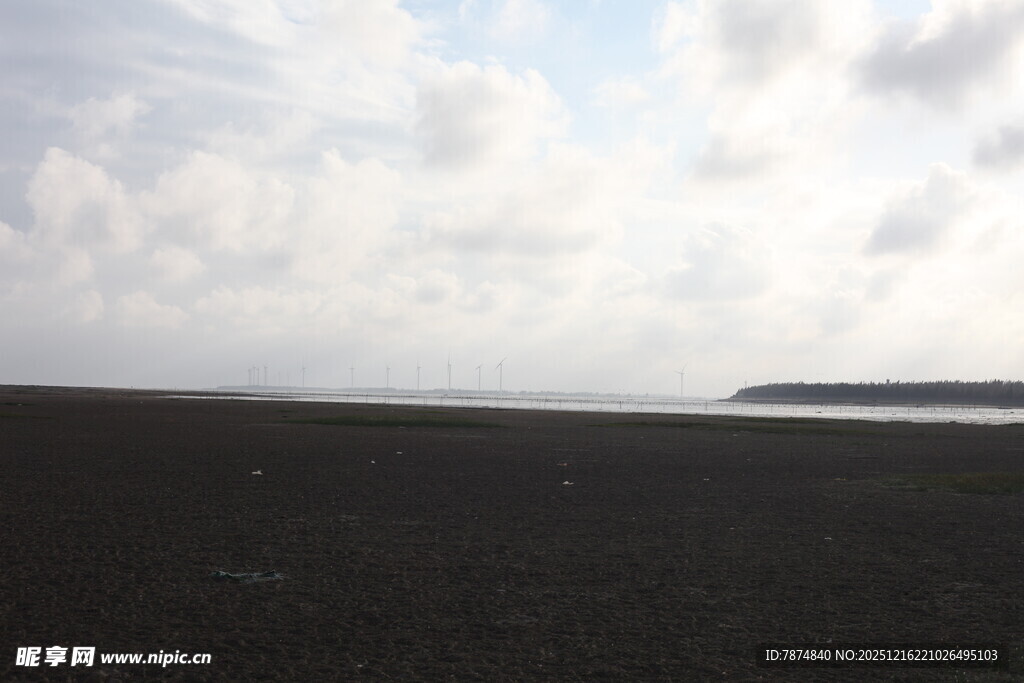海边黑沙滩与蓝天白云