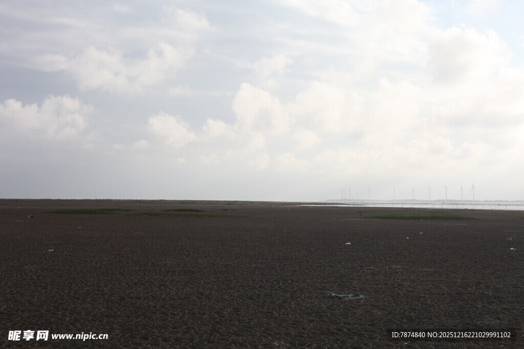 广阔黑土地与天际白云