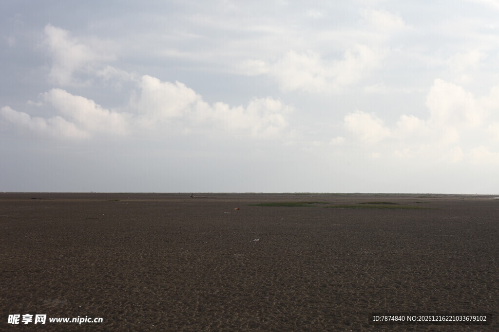 广袤田野与天际白云