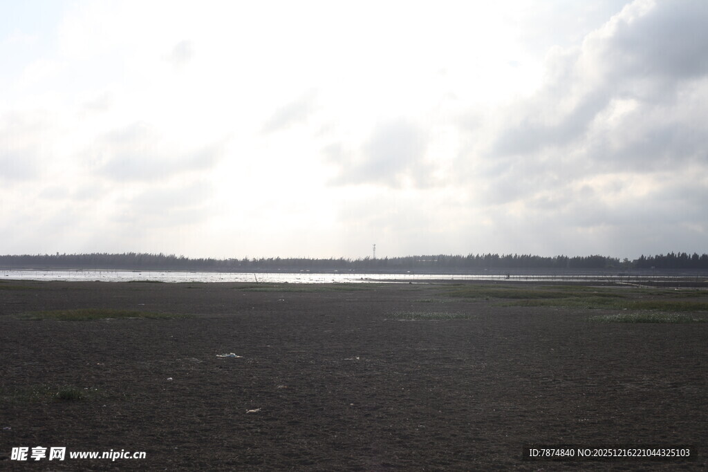 广阔原野上的云层景观