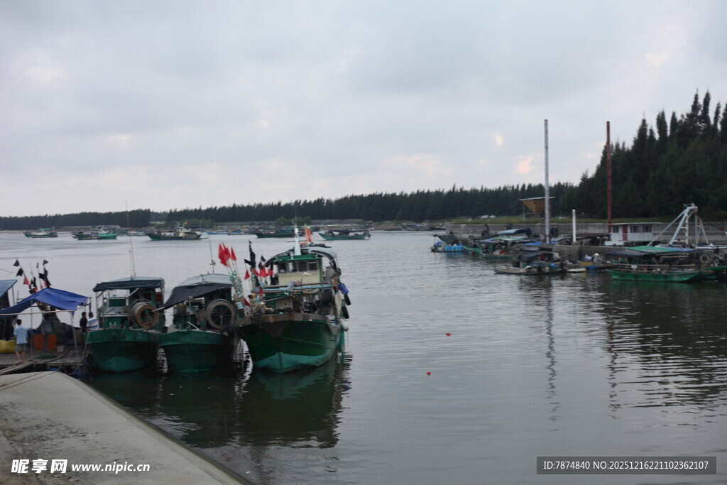 宁静河畔停泊的船只