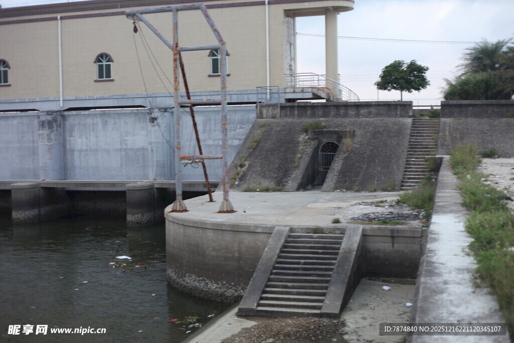 水闸设施近景