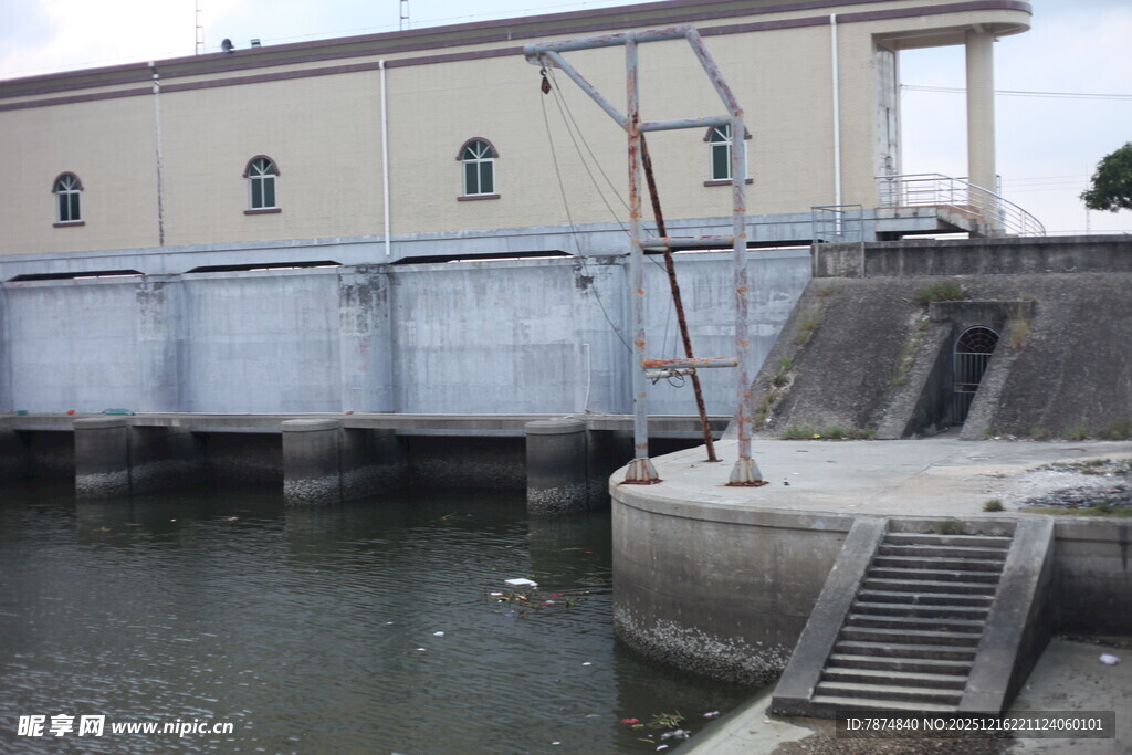 水闸设施近景
