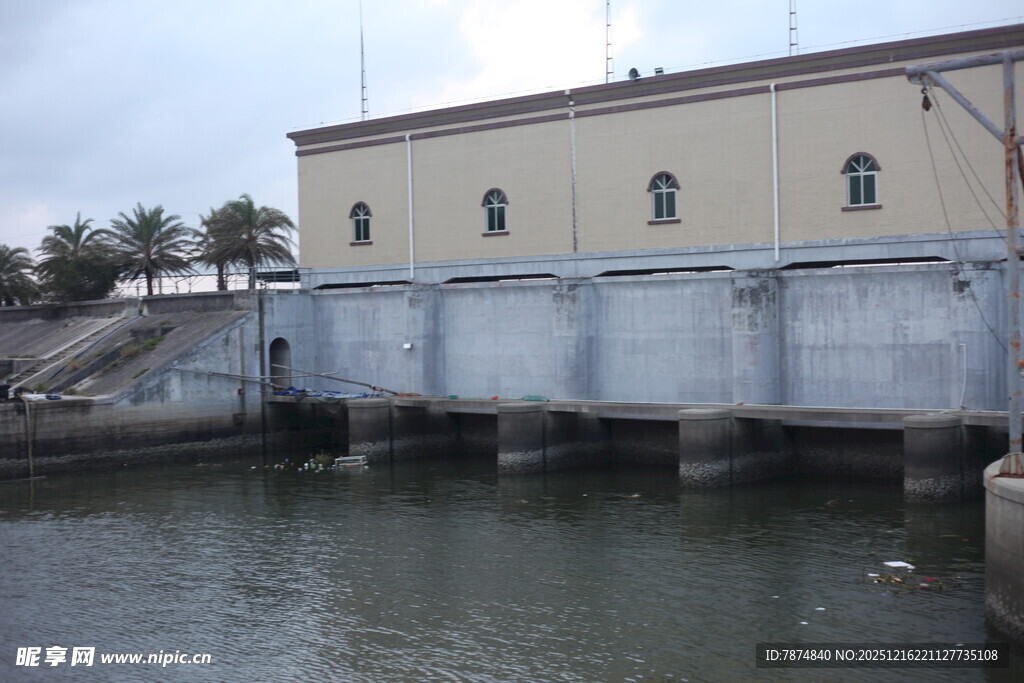 河边建筑与桥梁景观